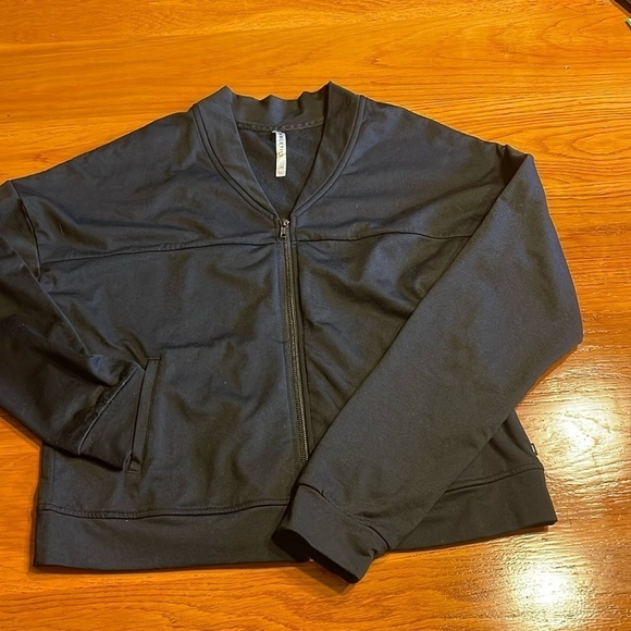 Fabletics Attis Black Gathered Back Crop Bomber Warm Up Jacket Women’s M - Picture 4 of 11